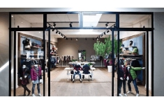 Cửa kính cường lực khung sắt  shop thời trang